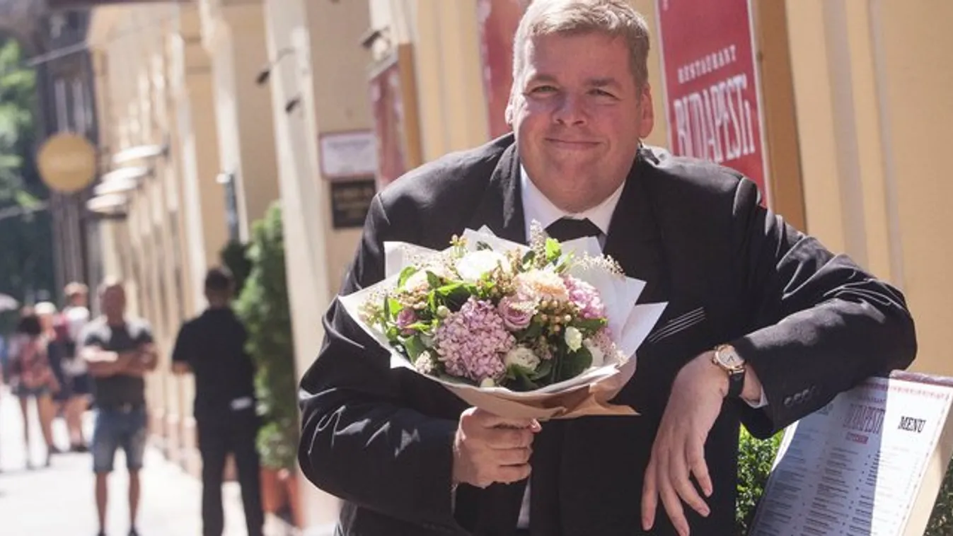 Ennek a hölgynek adta csokrát a randin Schmuck Andor