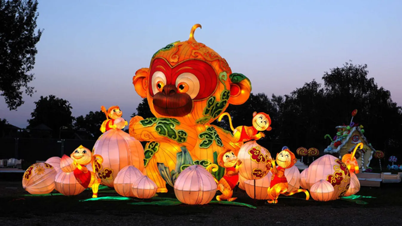 Színes lampionoktól pompázik éjszakánként a bécsi Duna-sziget
