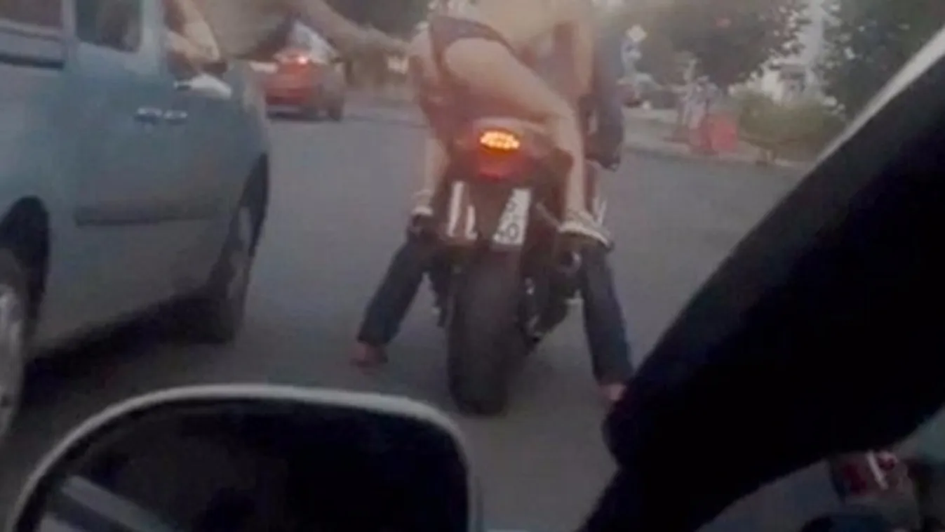 Tangában motorozott a nő, imádták az autósok