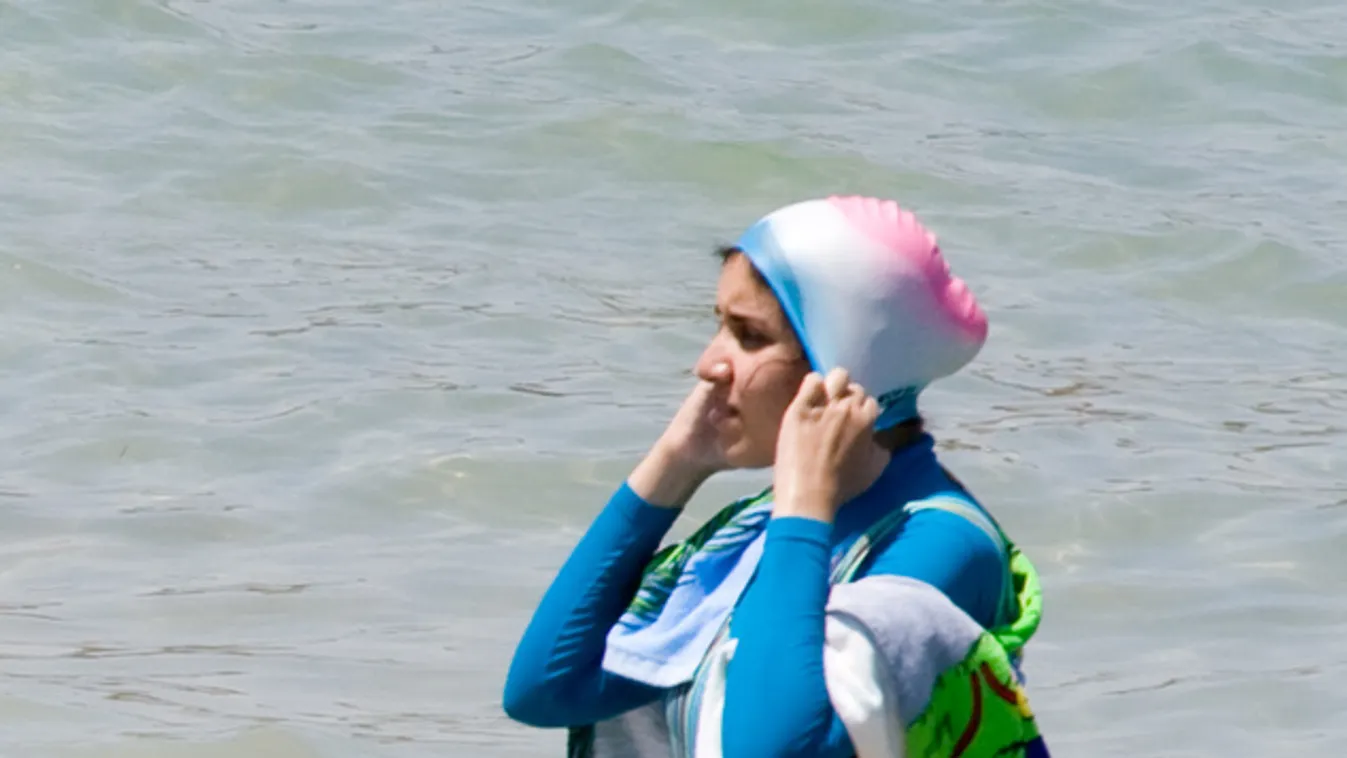 Nem hordhatnak többé burkinit a nők a cannes-i tengerparton