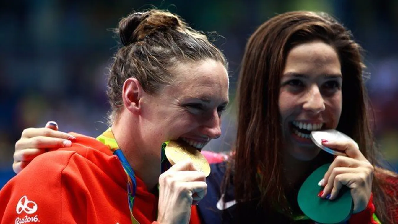 Ezért harapdálják az érmüket az olimpikonok