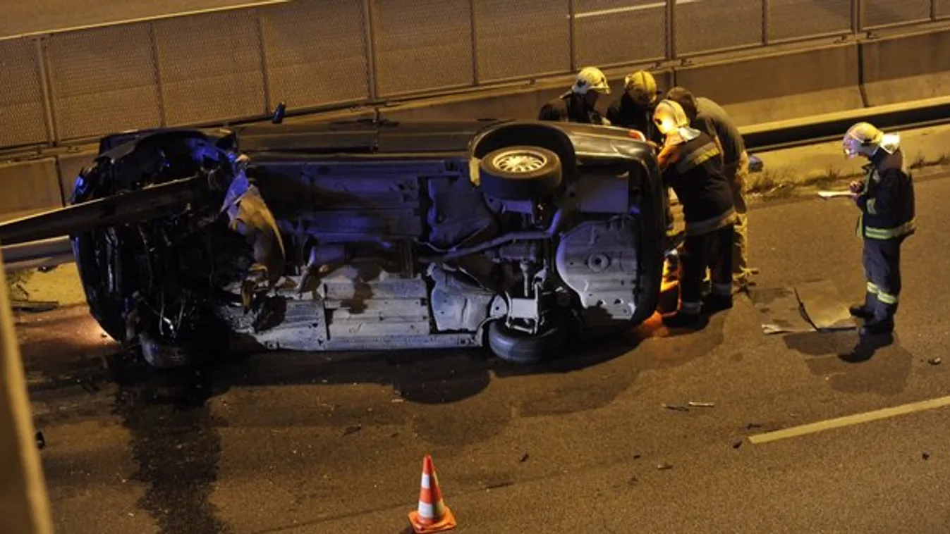Rommá tört egy autó az M3-as bevezetőn