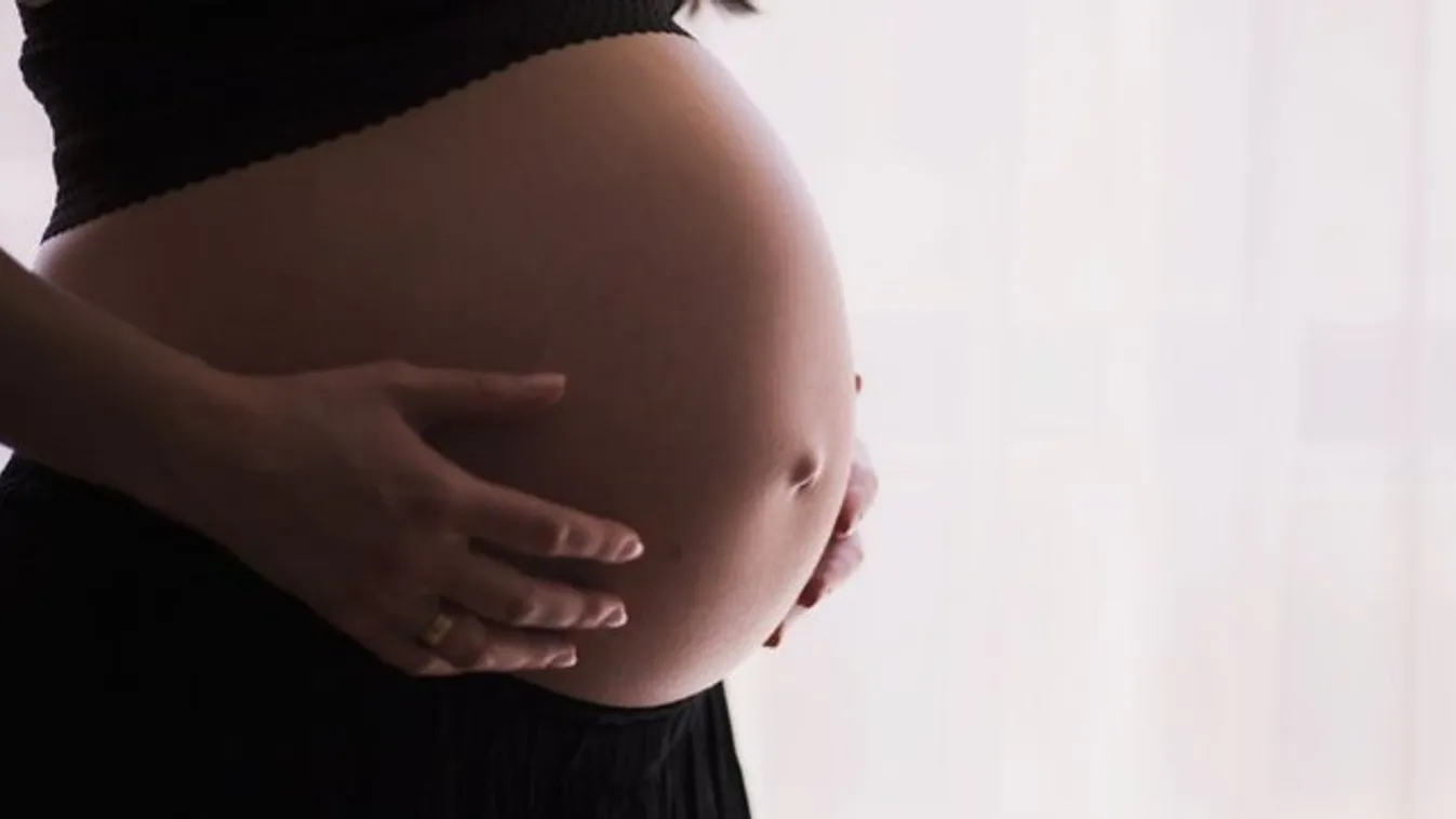 Nem engedték leülni, sztrájkolni kezdett a terhes anyuka - videó