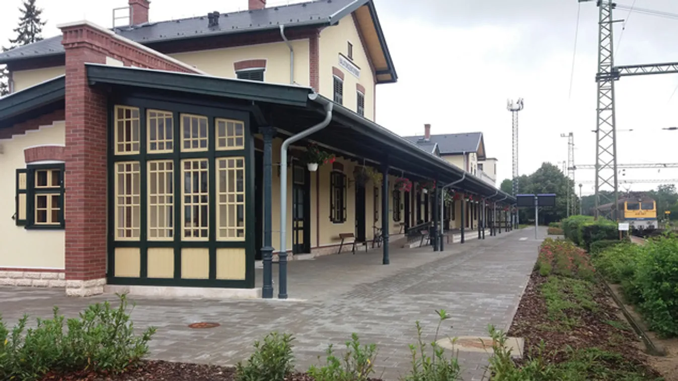 Ilyen lett a felújított, 121 éves balatonszentgyörgyi vasútállomás