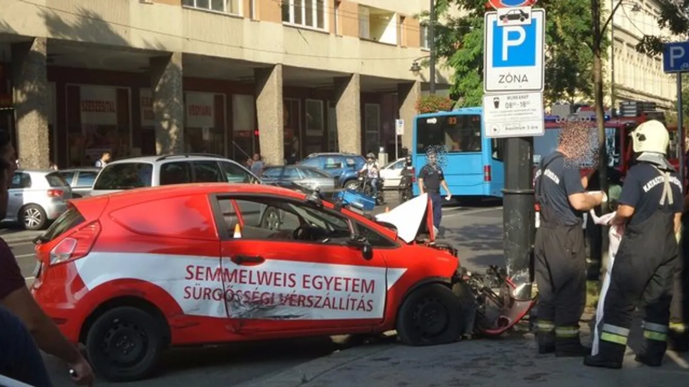 Vérszállító autó tört totálkárosra a VIII. kerületben - fotó