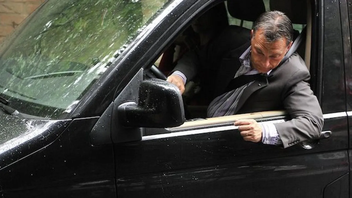 Titkolják, hány autóval jár Orbán