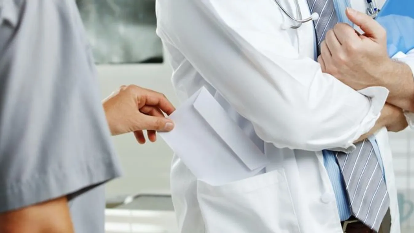 Háromszázezret kért az ingyenes műtétért a doktor