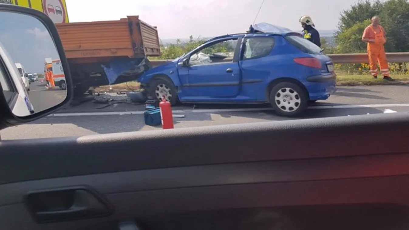 Súlyos baleset történt az M1-esen - fotók