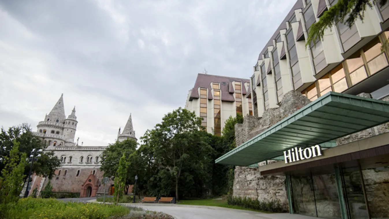 Két új liftet süllyesztettek a Hilton alatti sziklába
