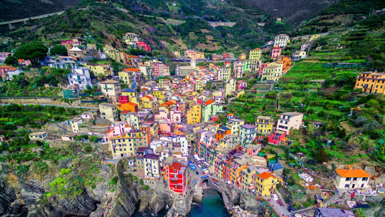 Pompás drónfotók a Cinque Terre tarka halászfalvairól