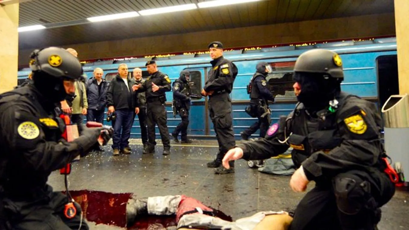 
Terrorelhárítási gyakorlatot tartottak éjjel a 2-es metróban  - fotók