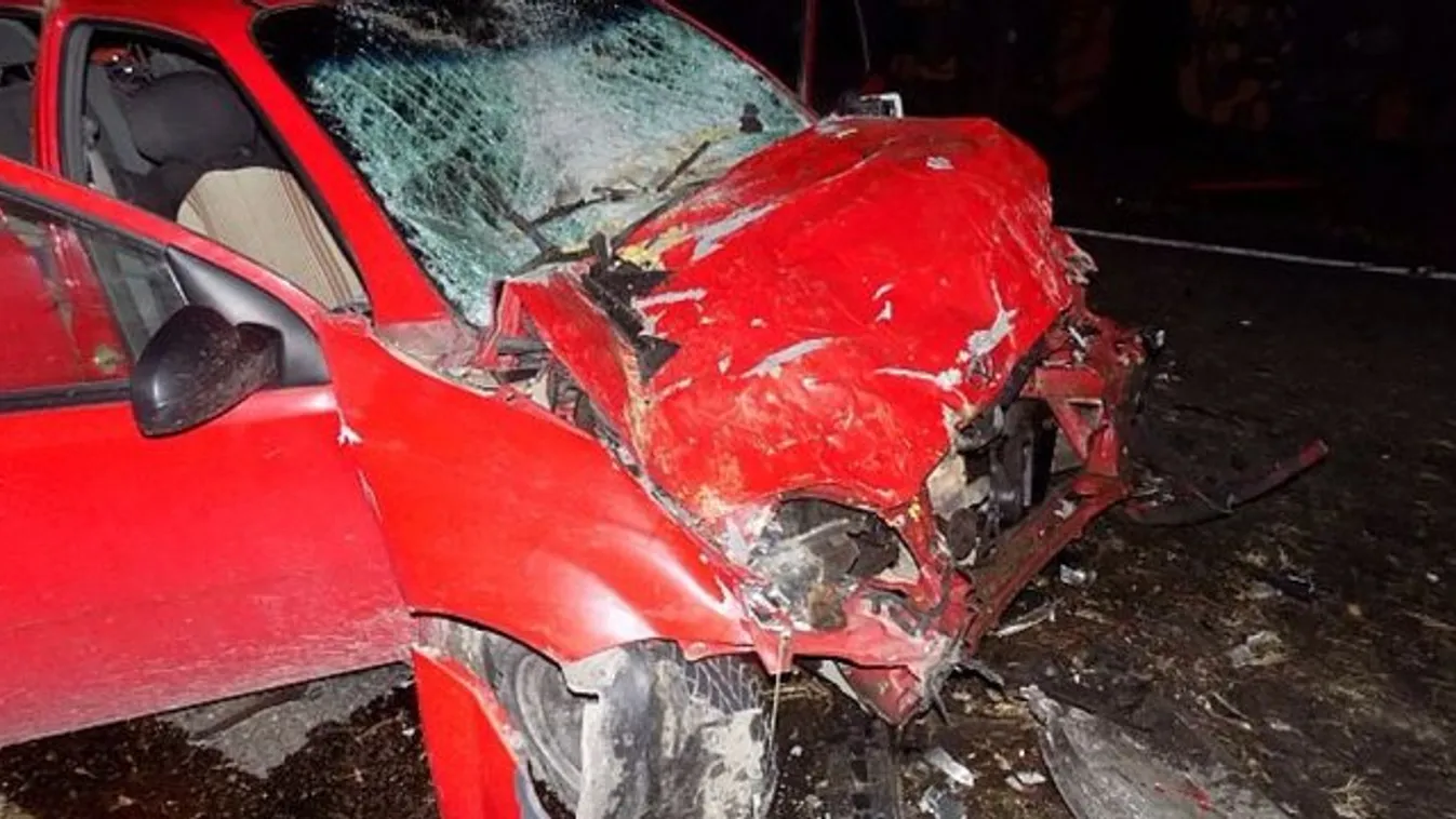 Tragédia a 83-as úton: nyergesvontató zúzta ronccsá a kocsit - fotók