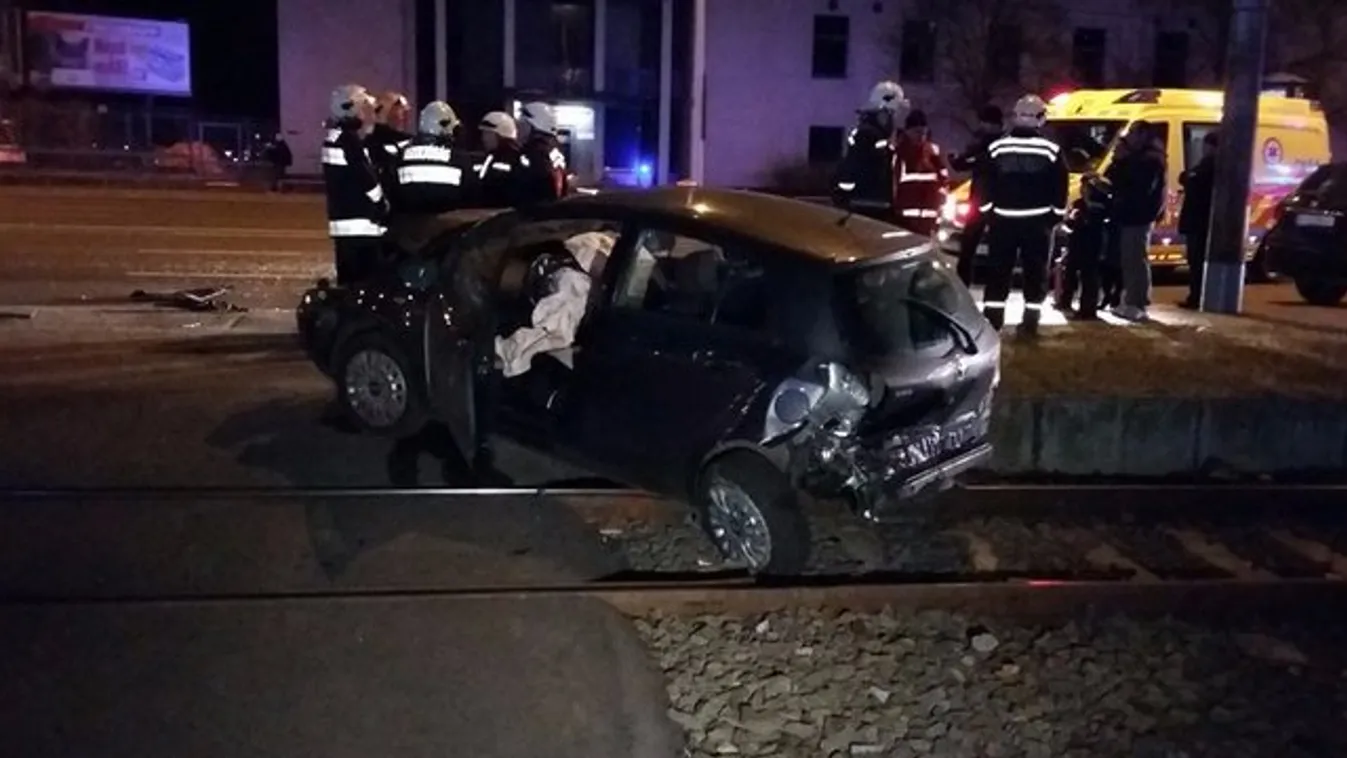 Brutális: a HÉV-sínekre csúszott a tömegkarambol után az autó – képek