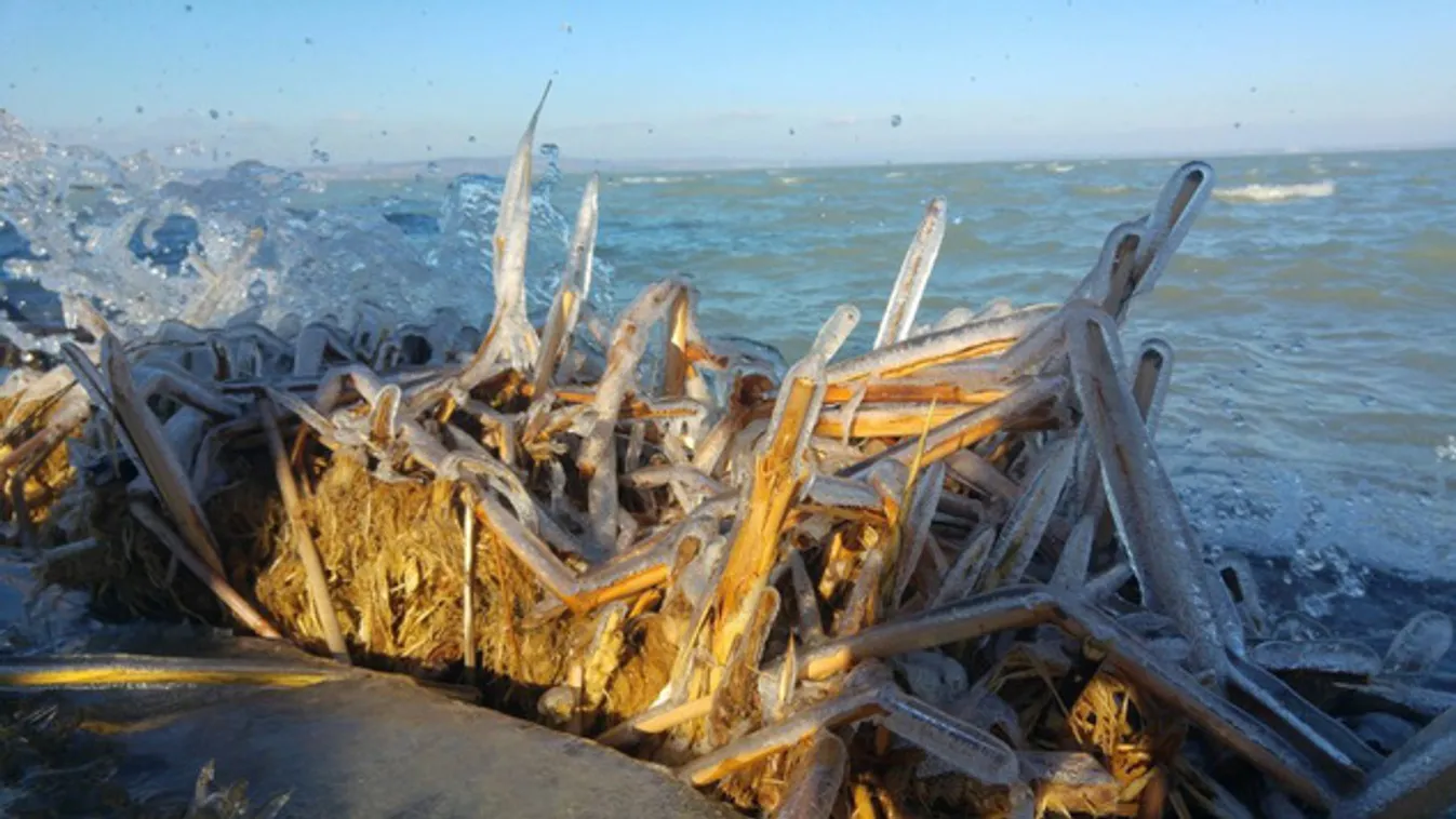 Gyönyörű jéghullámokat fotóztak a Balatonnál