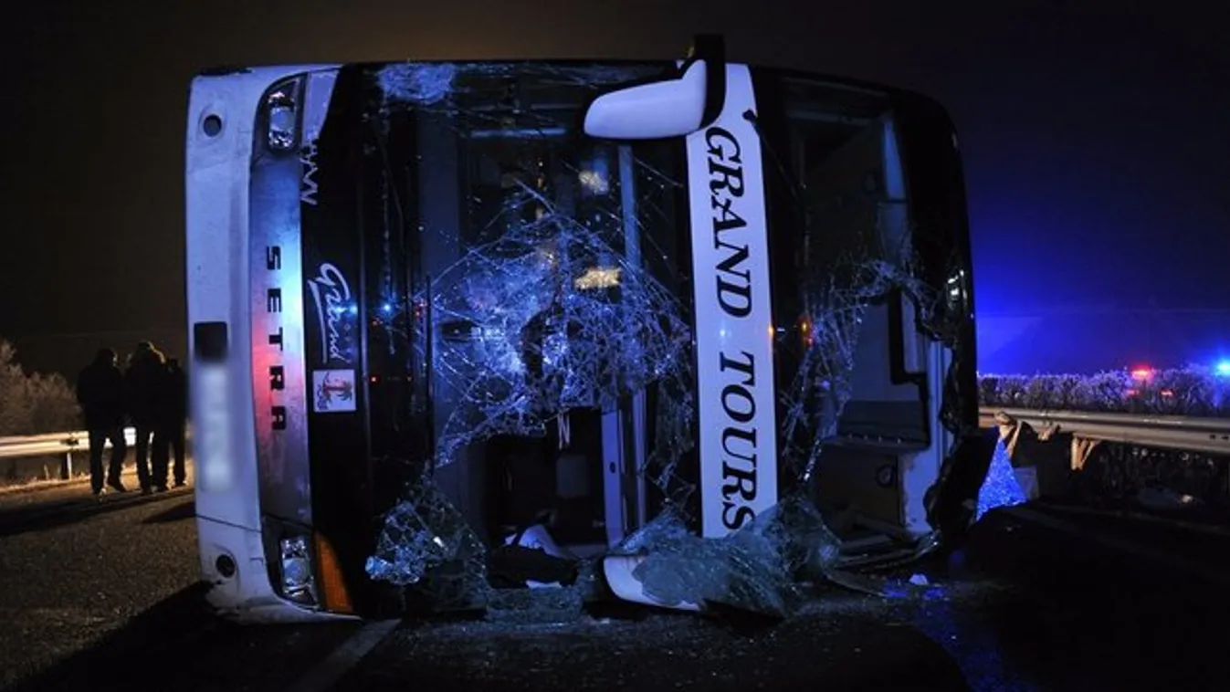Három halott, négy súlyos és 21 könnyebb sérült az M3-ason történt buszbalesetben (képek)
