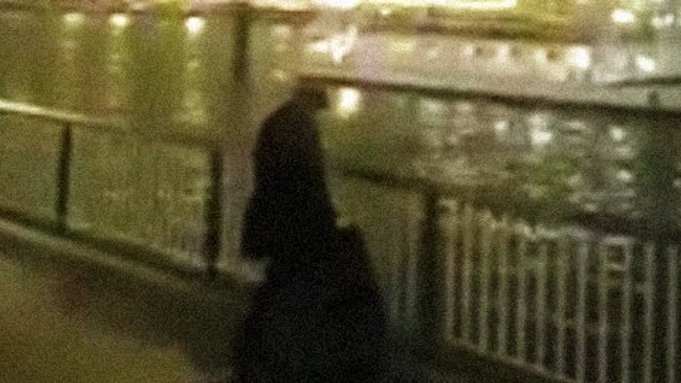 Egy cseppet sem zavarta, hogy nyilvánosan elégítette ki párját - 18+ videó