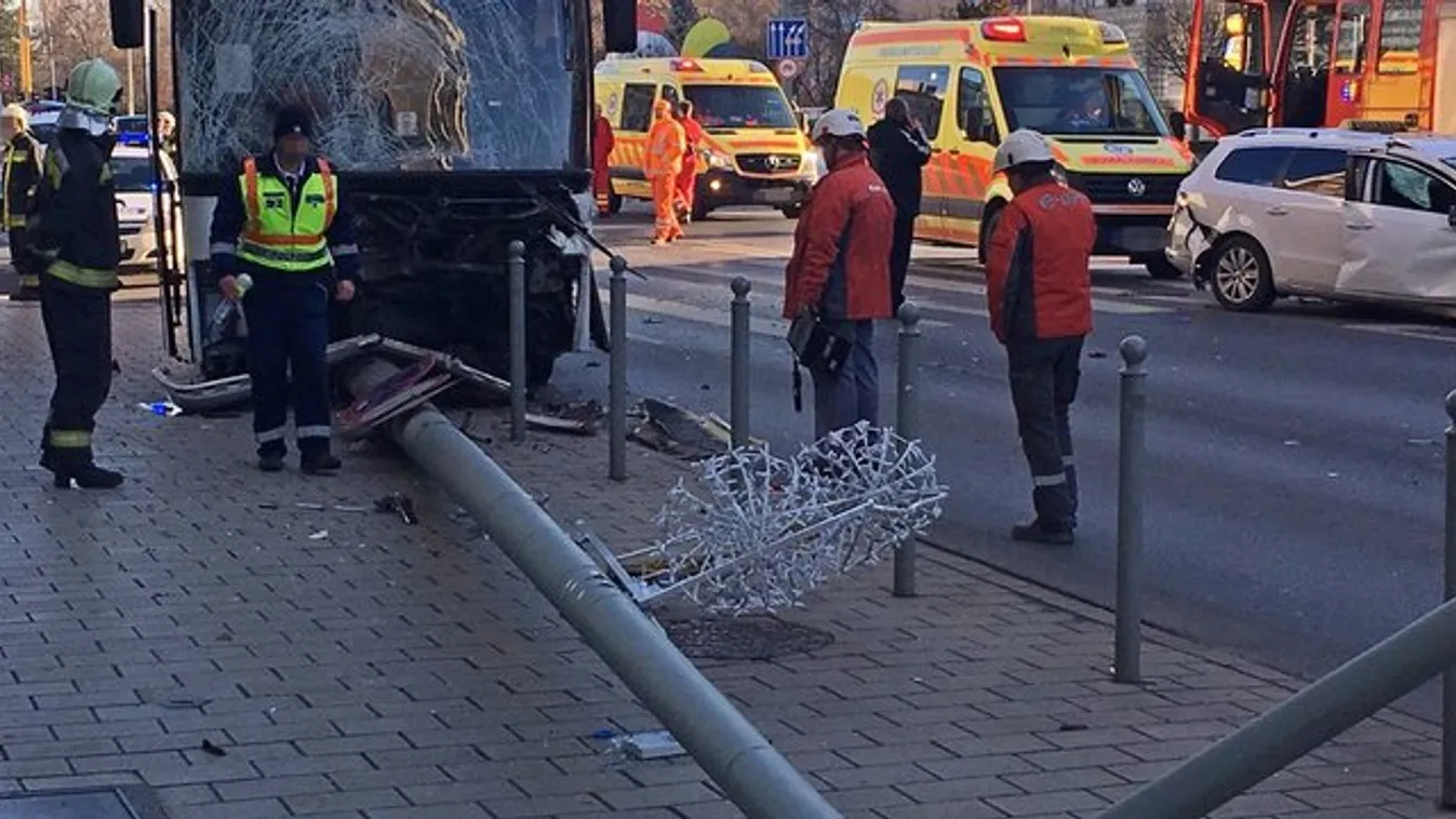 Turistabusszal ütközött egy taxi és egy személyautó Győr belvárosában – szörnyű fotók