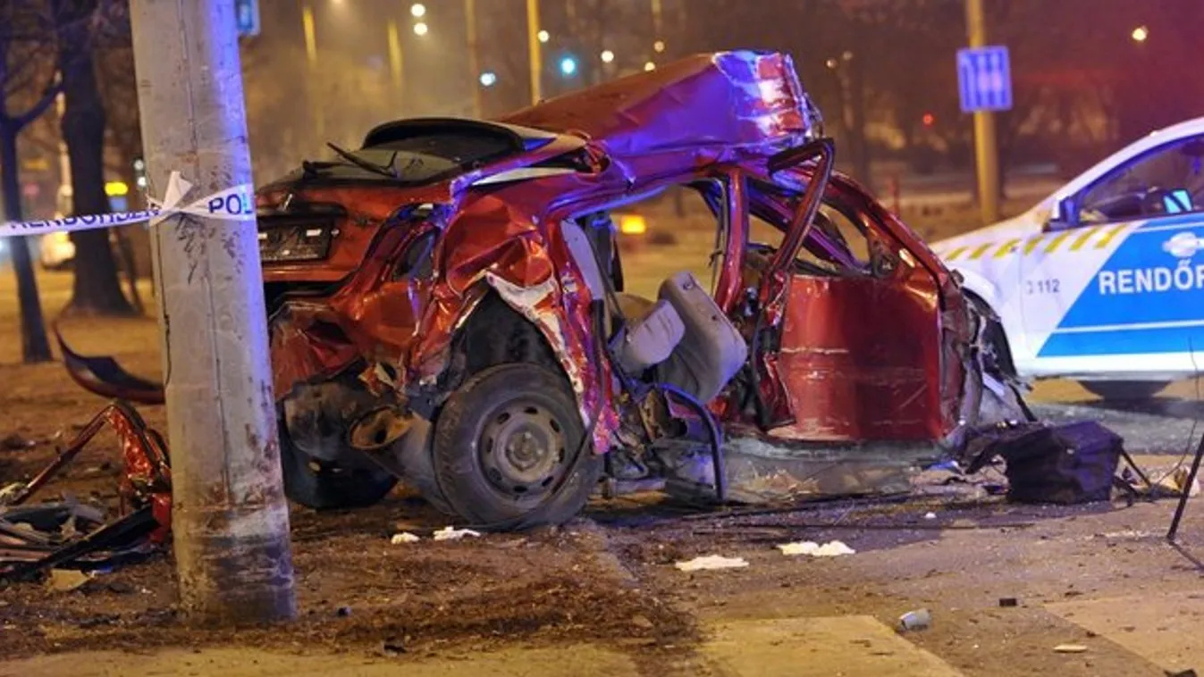 Horror: darabokra szakadt az autó egy fővárosi balesetben – fotók