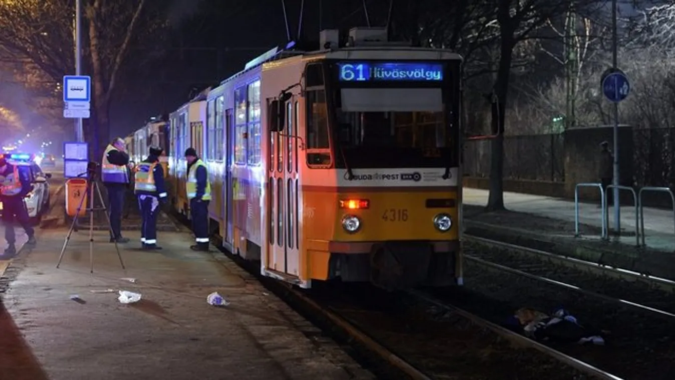 Gázolt a villamos a Szilágyi Erzsébet fasoron – képek