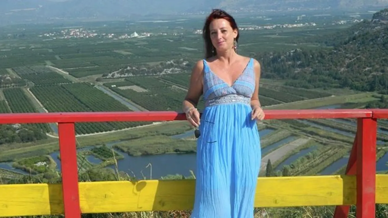 Saját meztelen testét festi vászonra Rita