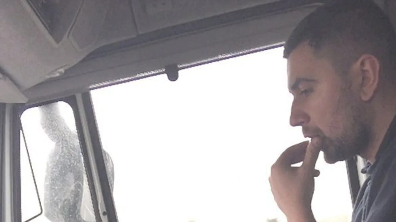 80 km/h-val ment, de közben több dolgot is csinált a kamionos