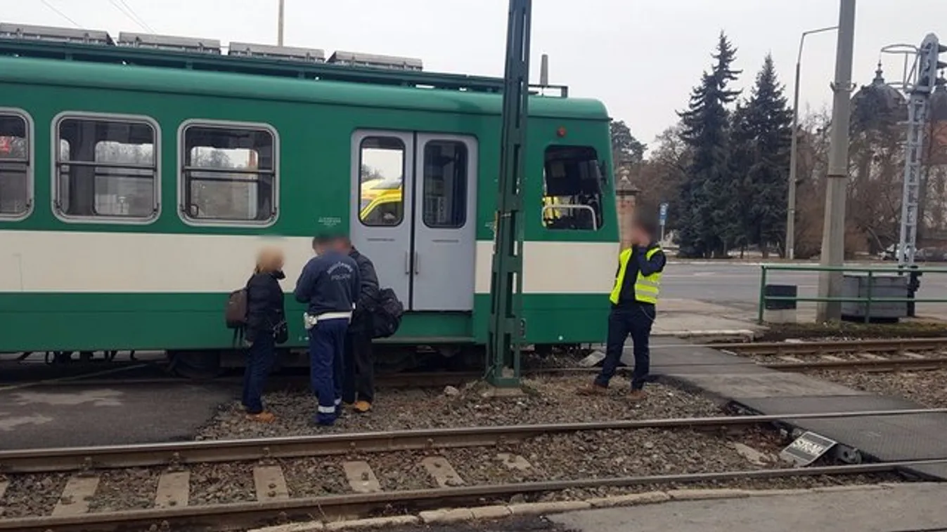 A gödöllői Hév elé gyalogolt az idős asszony