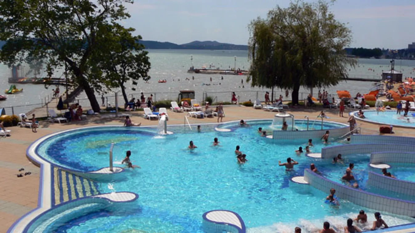 Csúszdákkal és napvitorlákkal szerelik fel a balatonfüredi strandokat