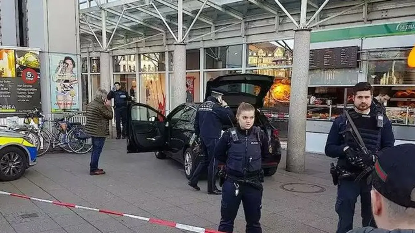 Járókelők közé hajtott egy autó Németországban, többen megsérültek