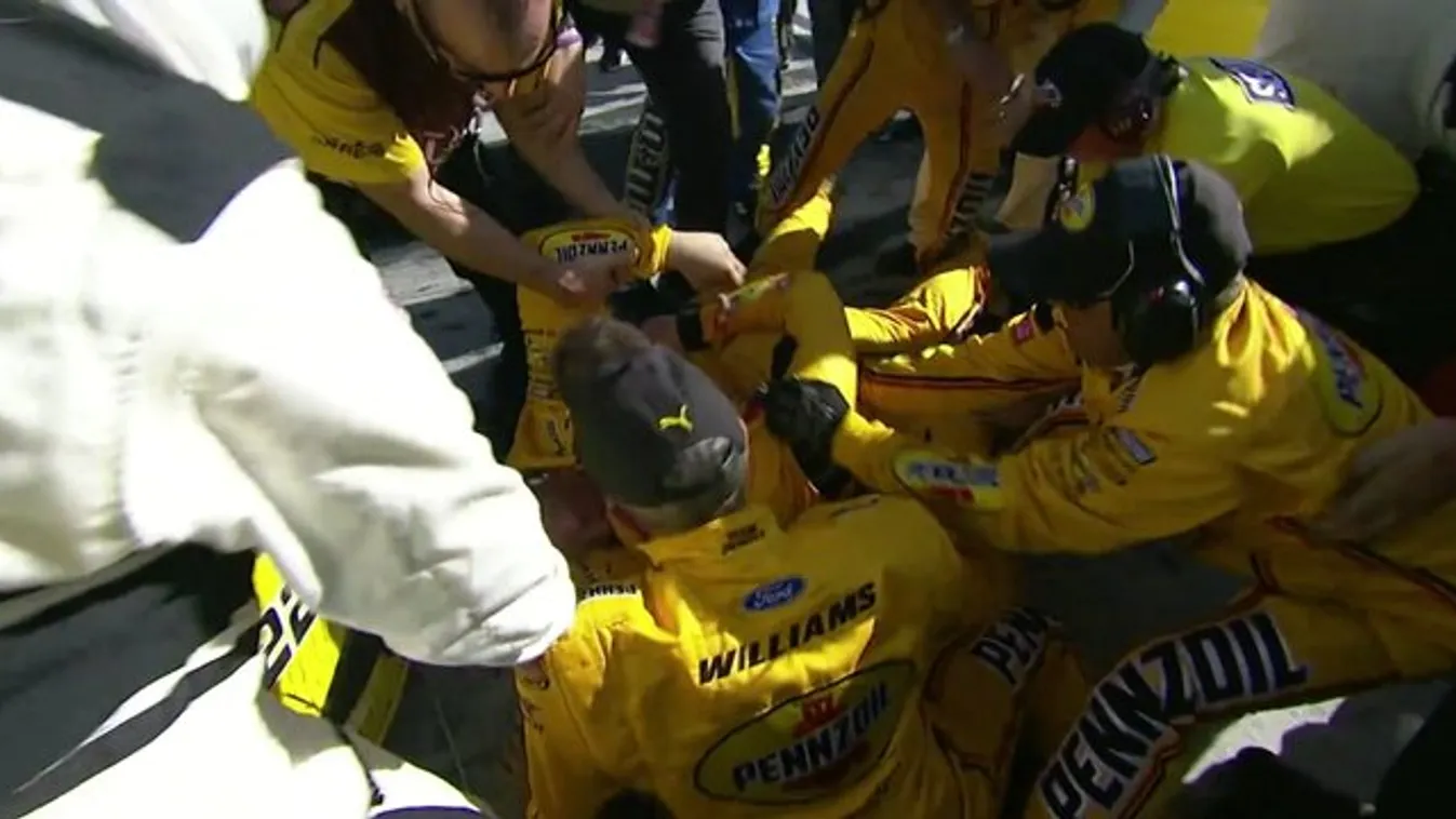 Ököllel vett elégtételt riválisán a Nascar-pilóta