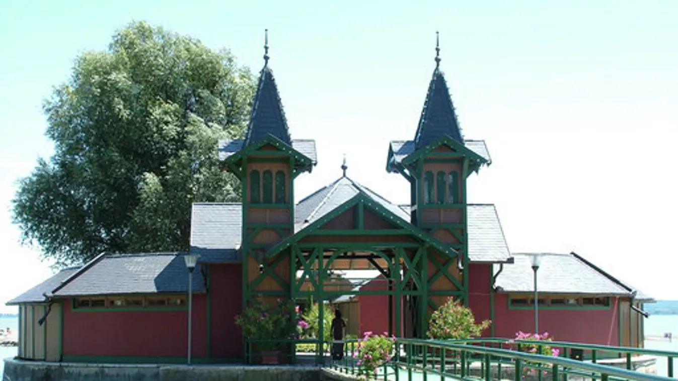 Új tornyokat kap a keszthelyi Szigetfürdő