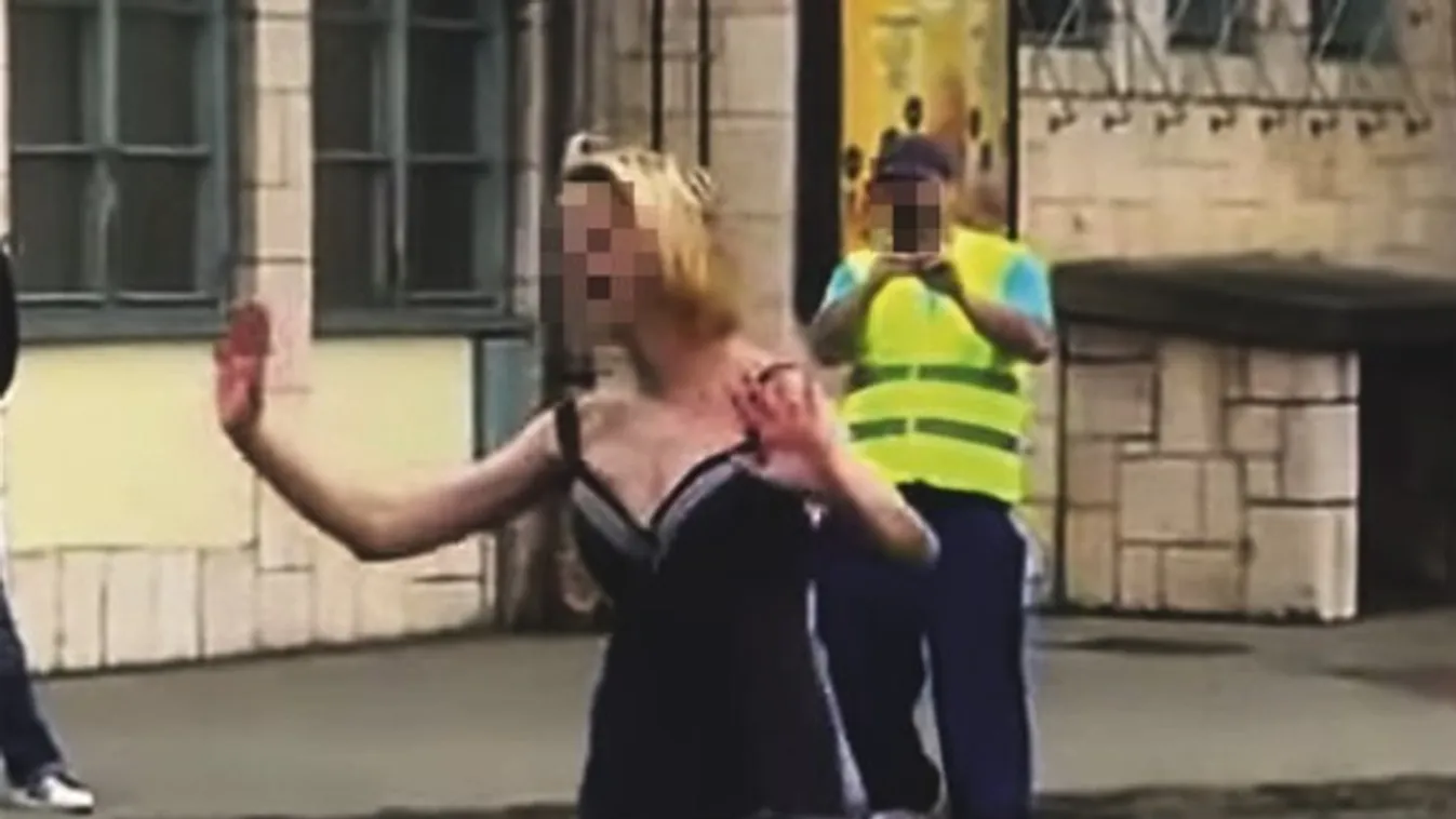 Ruháit ledobva stoppolt egy nő a szekszárdi főúton - videó