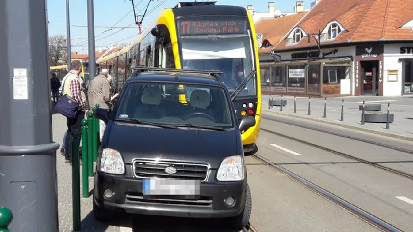 Villamos és autó ütközött a Kolosy téren - fotók
