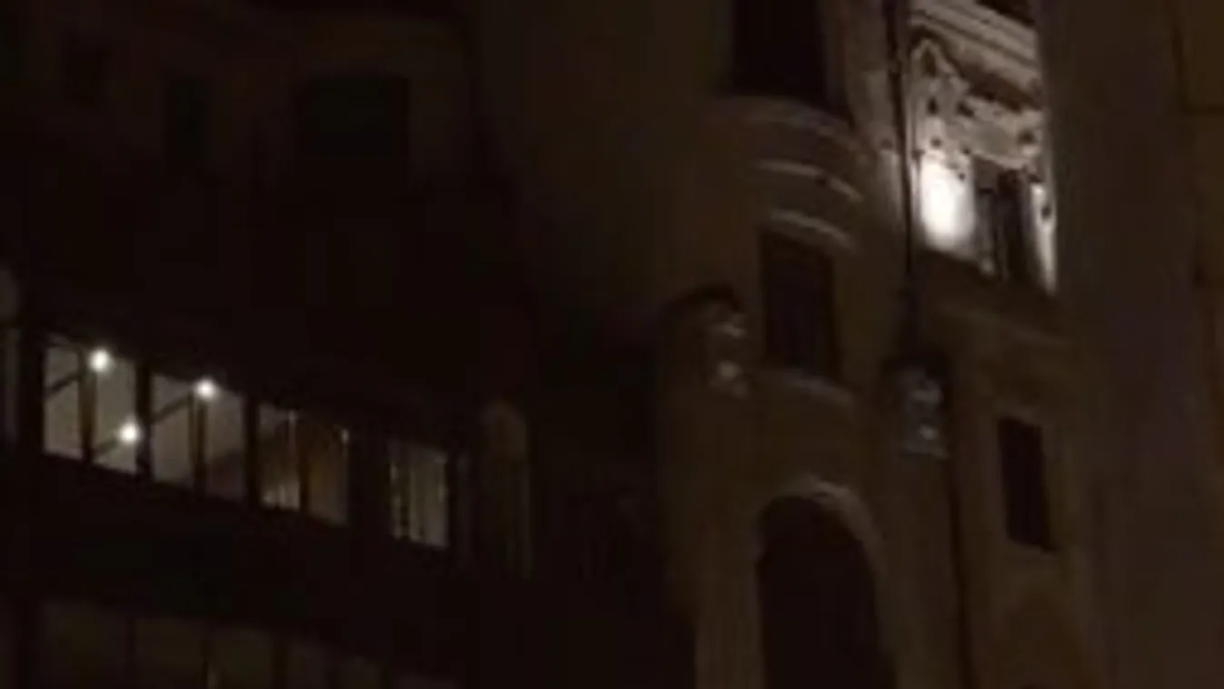 Azzal fenyegetőzik egy körözött férfi a Deák térnél, hogy kiugrik az ablakon