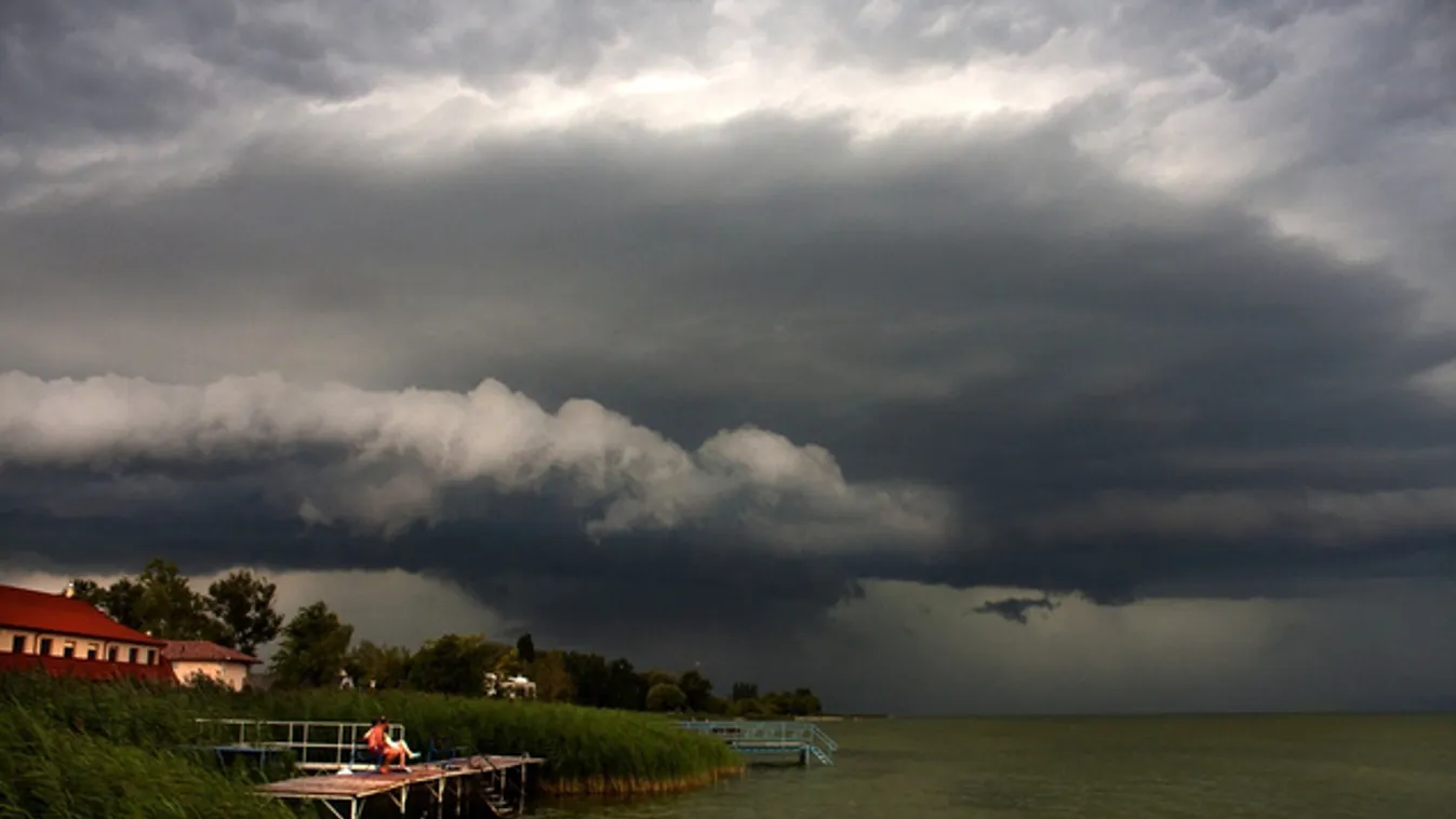 LED-es fényágyút terveznek a Balaton közepére