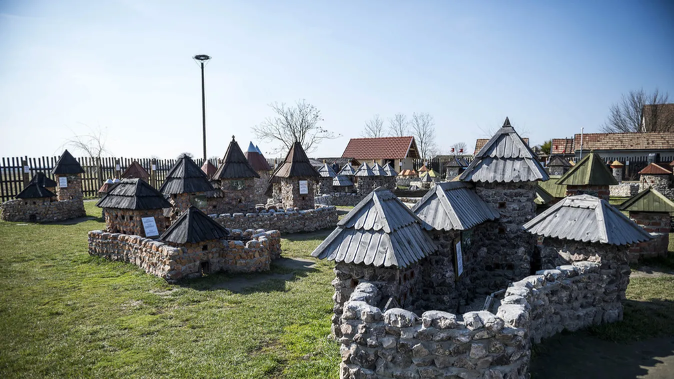 Szent István király várának makettjével bővült a dinnyési Várpark