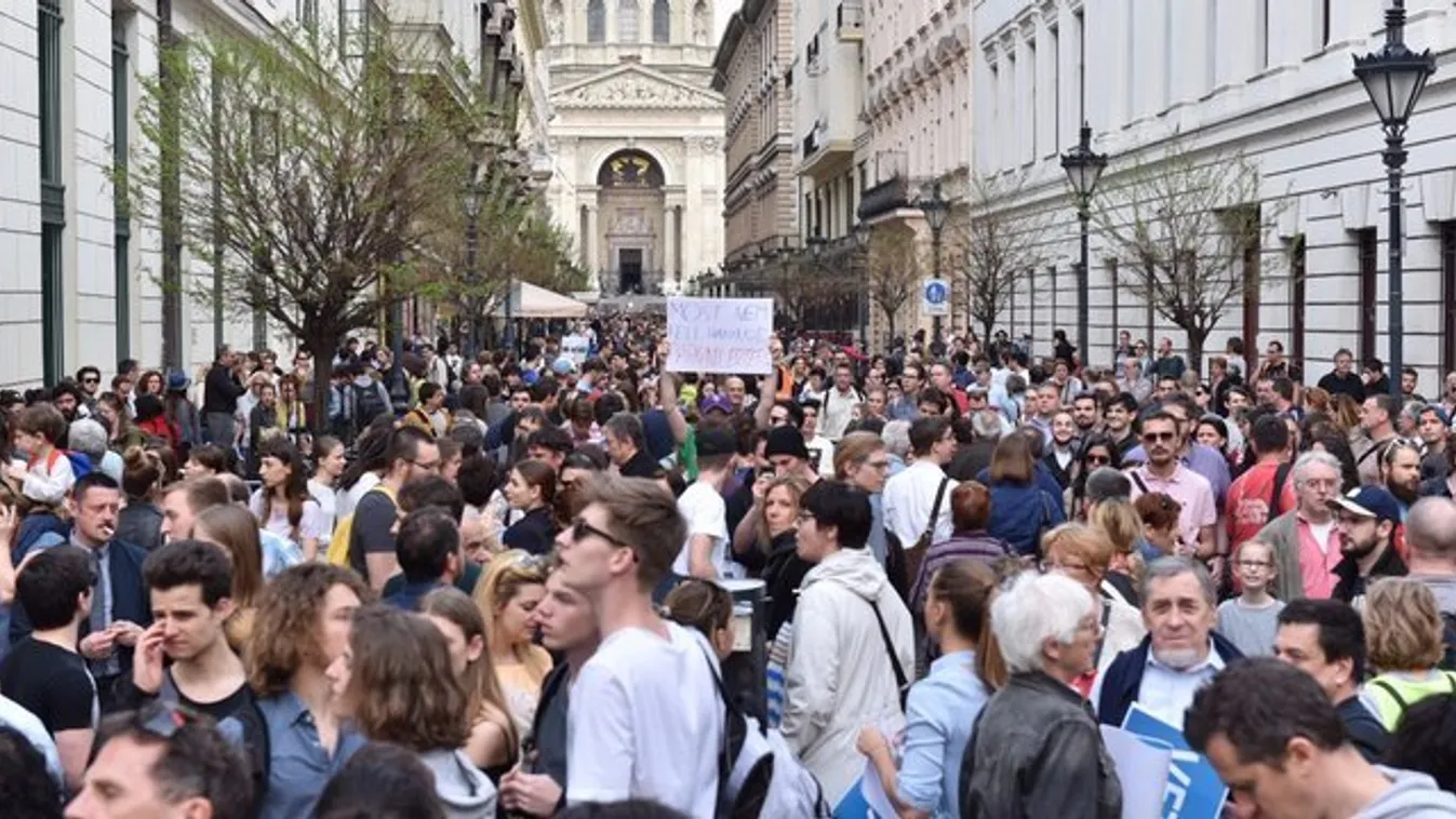 Gulyás: Szerveződni kell - hangos volt a tüntető tömeg a Szabadság téren