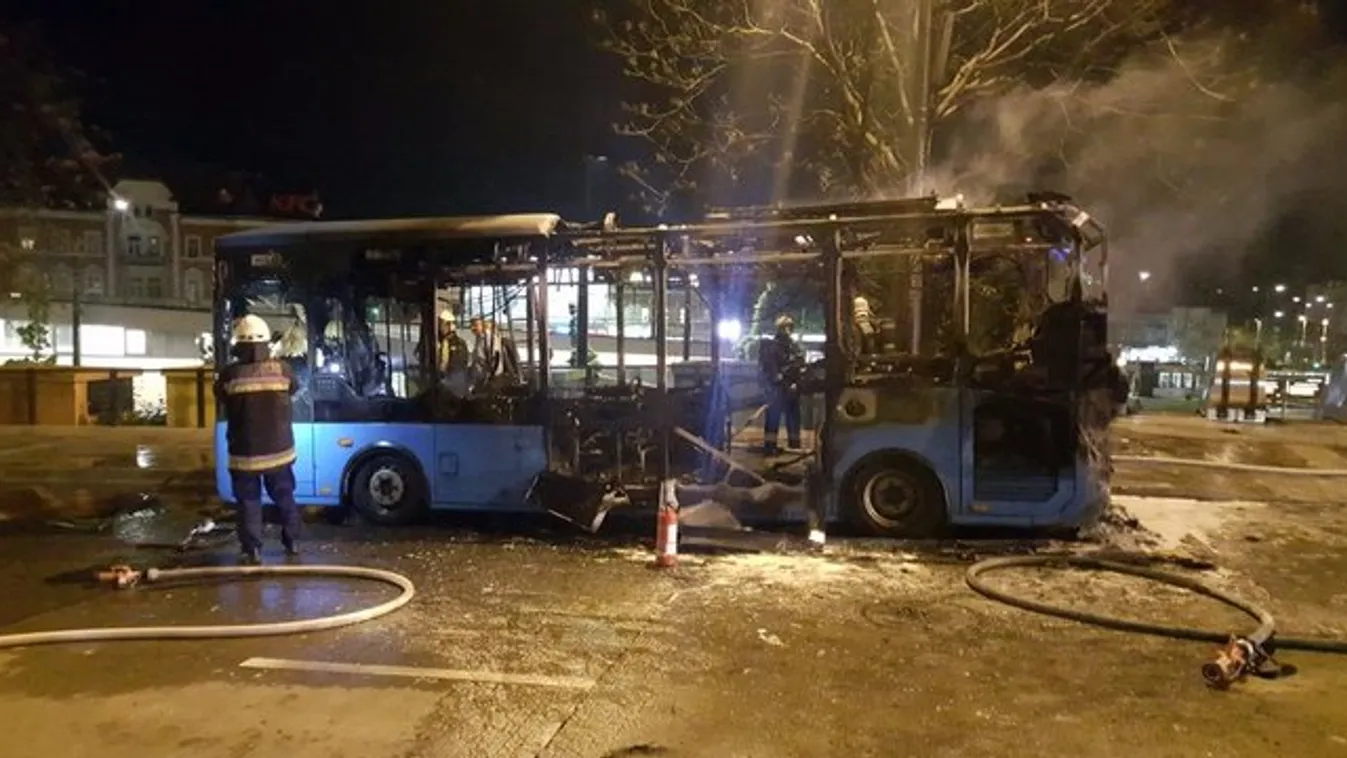 Kigyulladt egy busz a Széll Kálmán téren