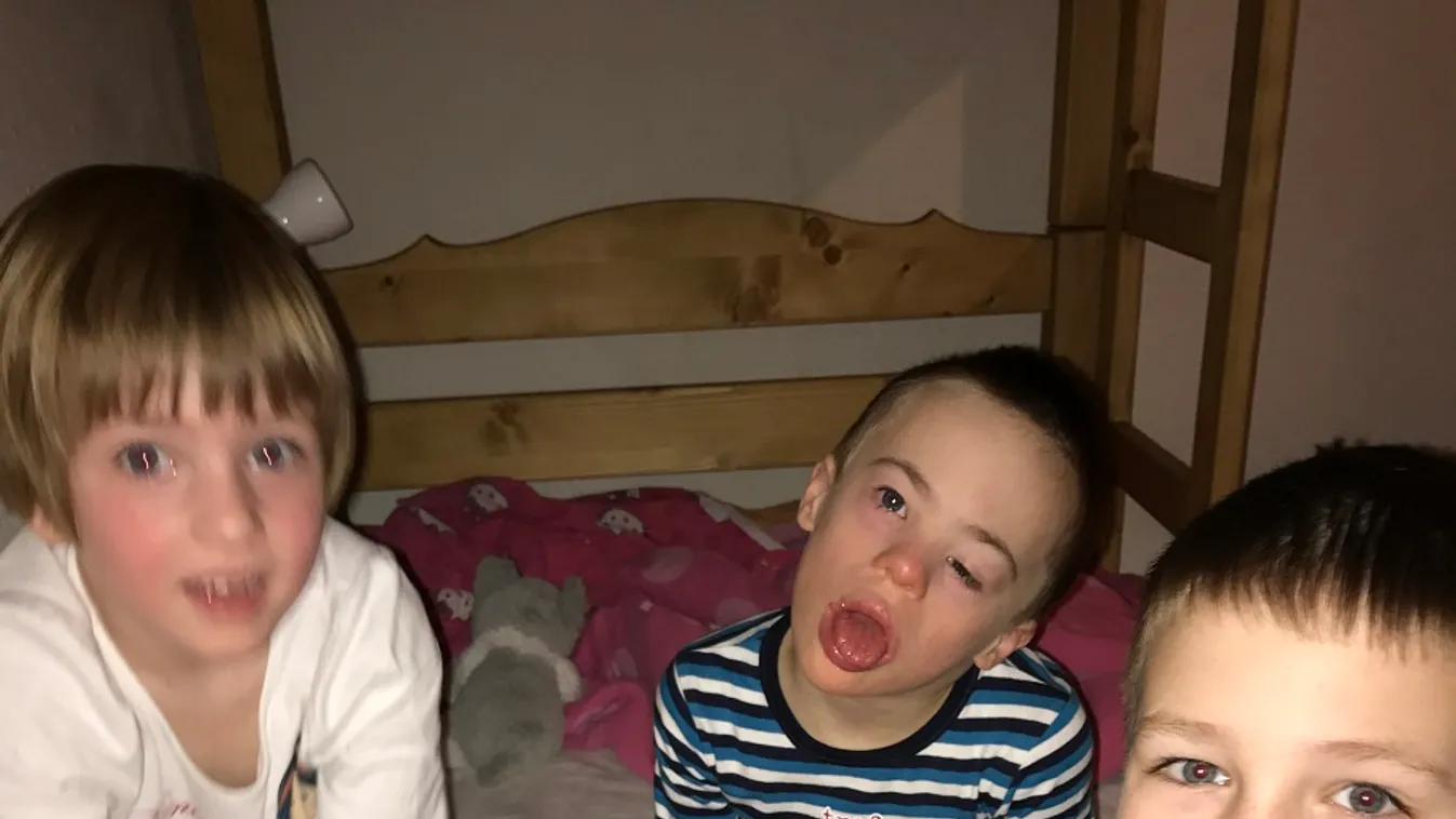 Három gyerekkel hóviharban, hazafelé a síútról