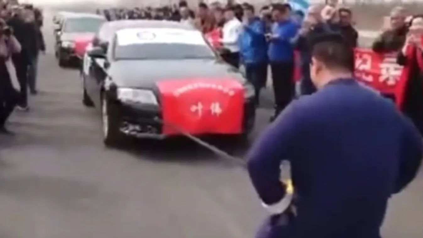 Ijesztő, amit ez a fickó a férfiasságával csinál - videó