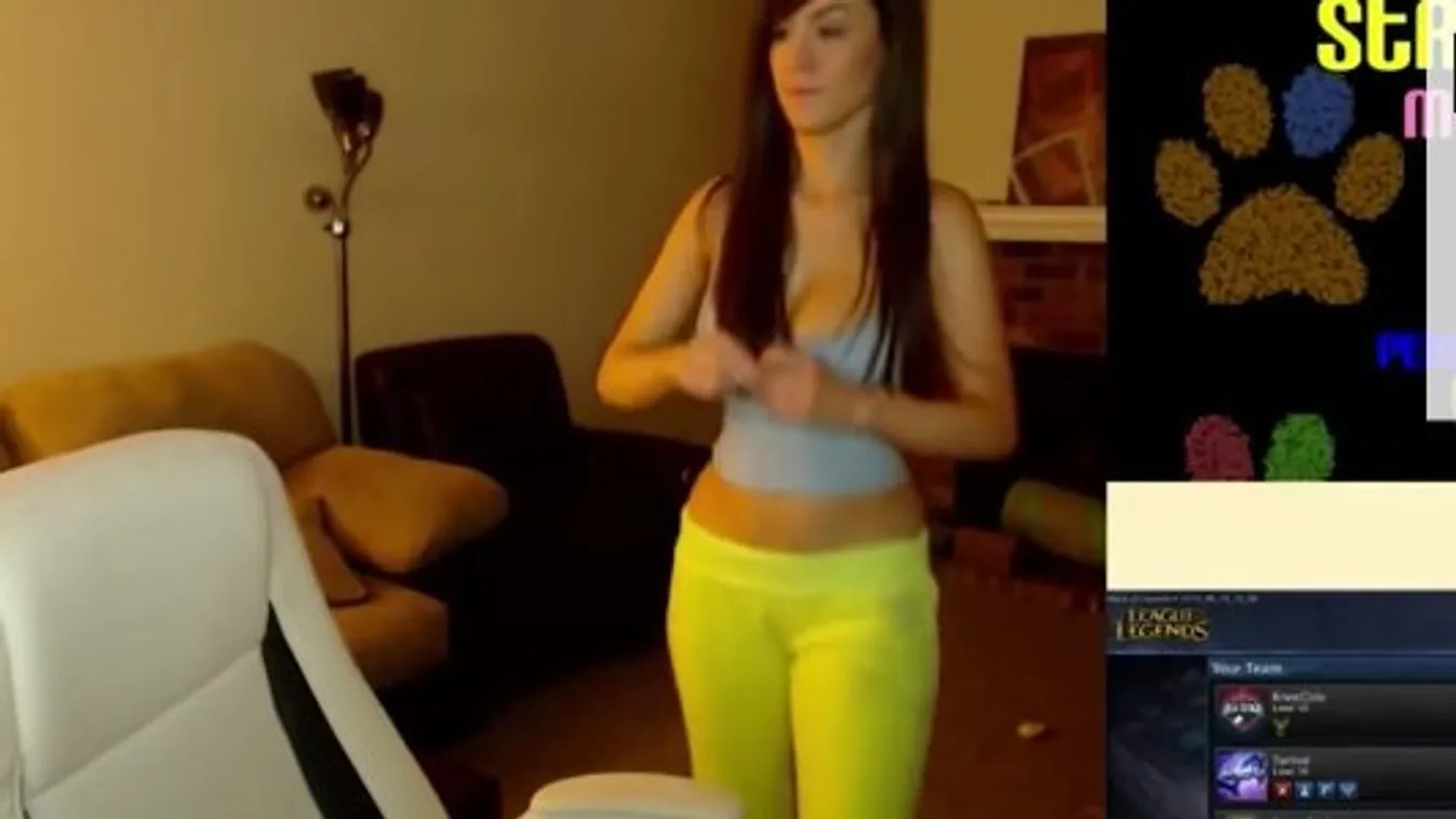 Gigantikus tevepatát villantott a szexi gamer lány