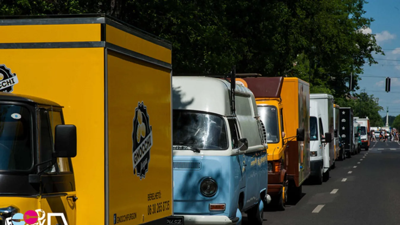 Az Erzsébet-hídon konvojban átgurulva tüntetnek a street food-osok