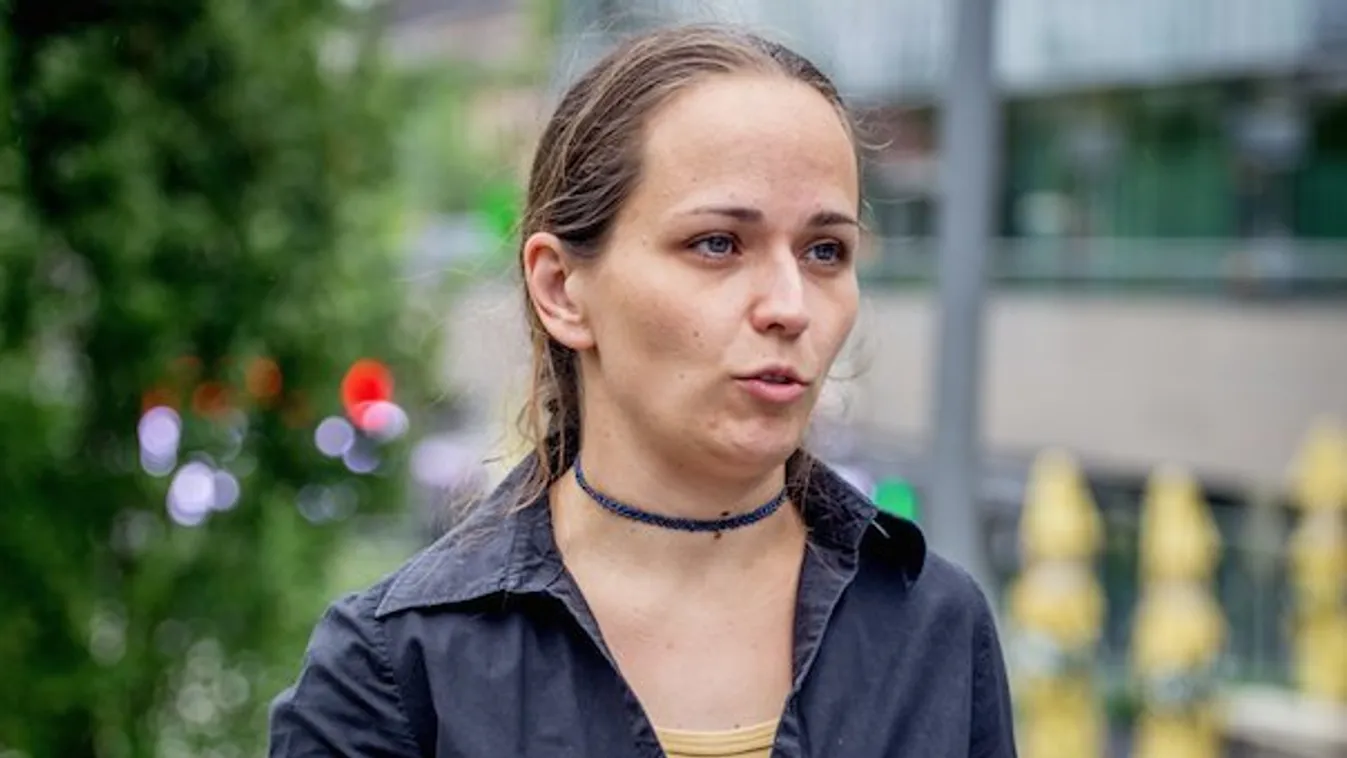 Normális sulit akart a gyerekeinek a volt szóvivő - ezért külföldre költözött