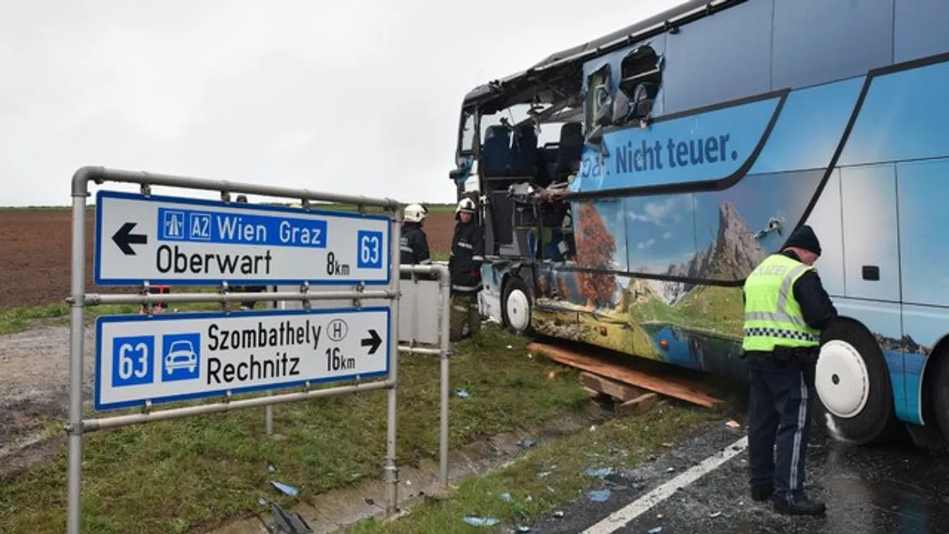 Darus kocsi öklelte fel az iskolabuszt