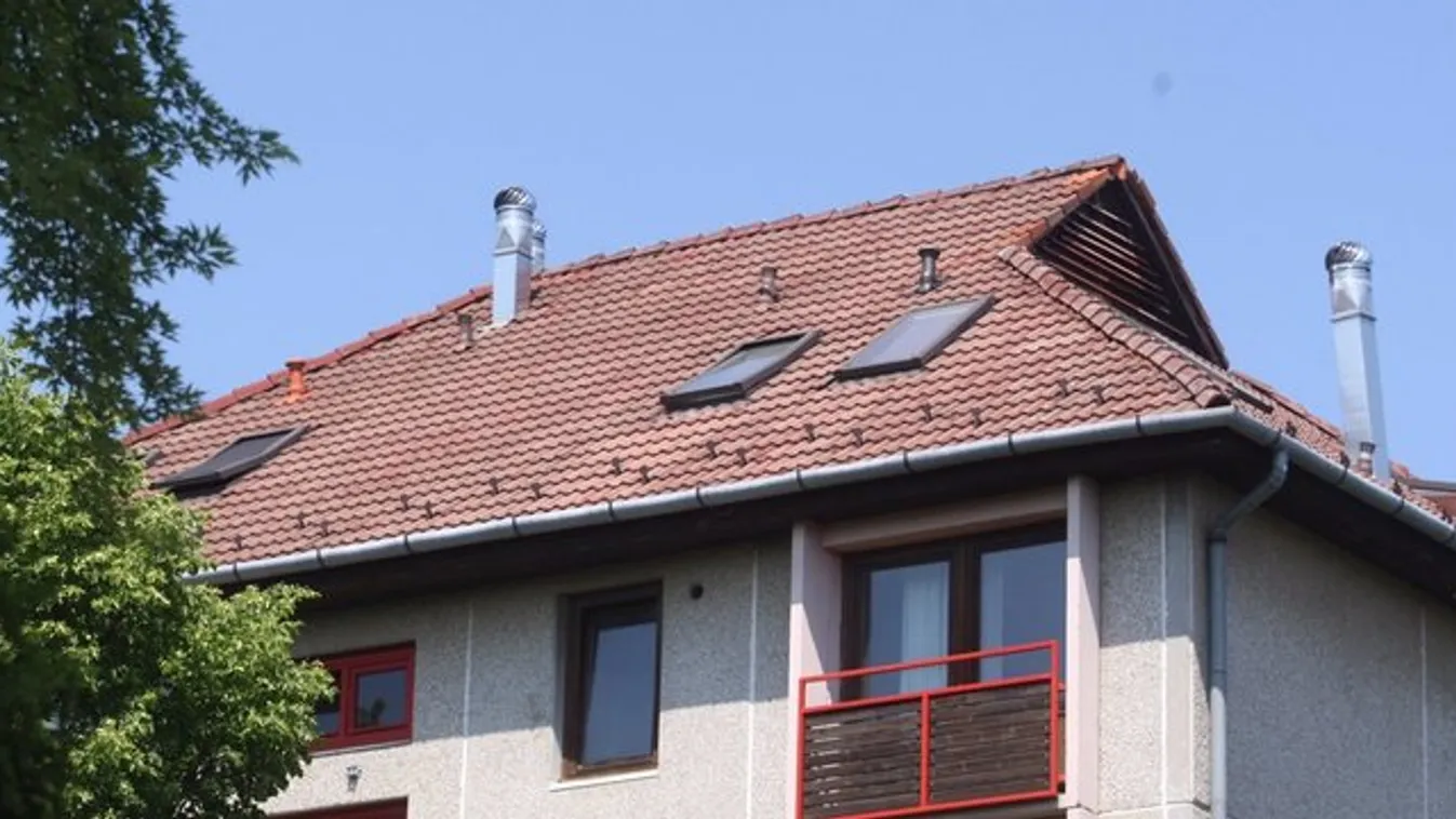 Élettelenül találtak rá a mentők a 4. emeletről kiesett kislányra – friss részletek