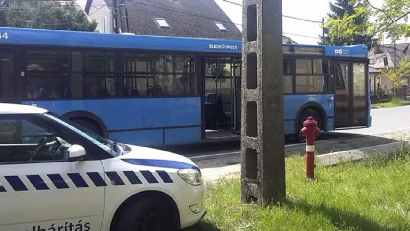 Buszból kizuhanó férfi vesztette életét Budapesten