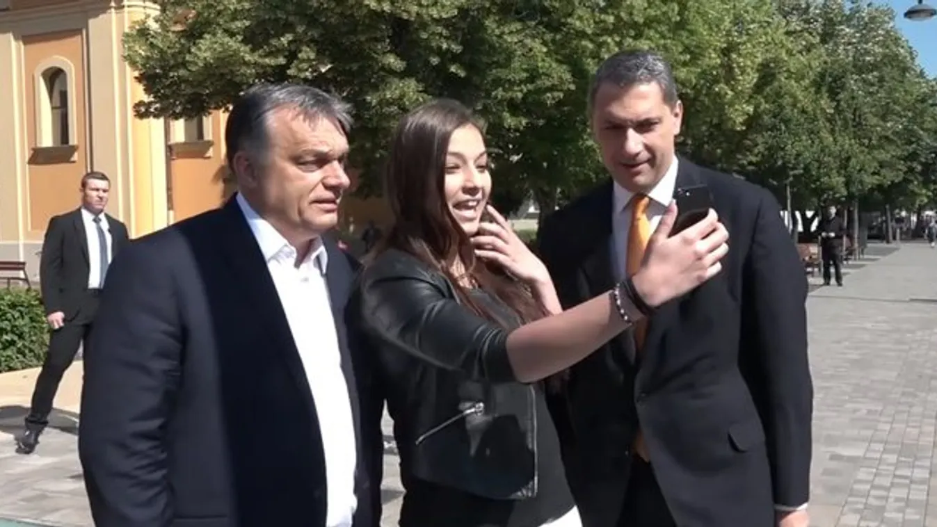 Nem áll távol a politika az Orbánnal szelfiző lánytól