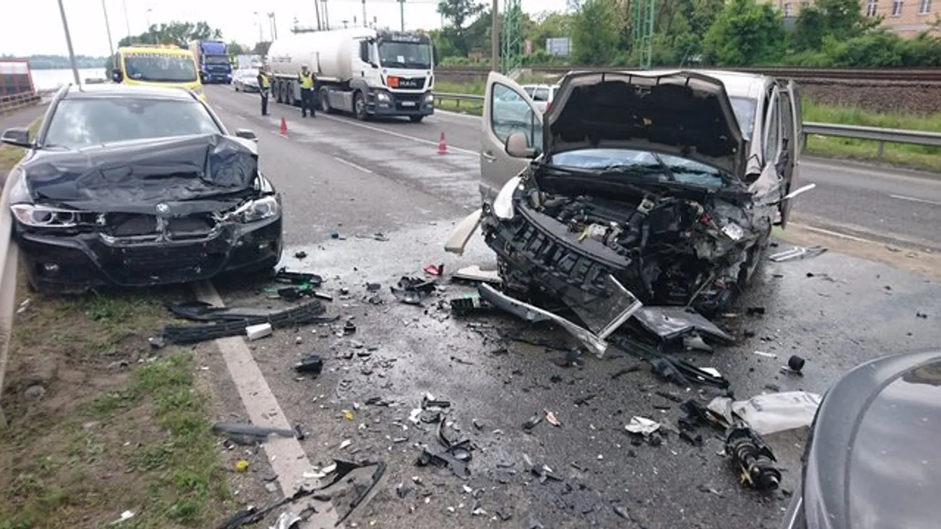 Öt autó tört rommá Budafokon, egy sérültet tűzoltók szabadítottak ki - fotók