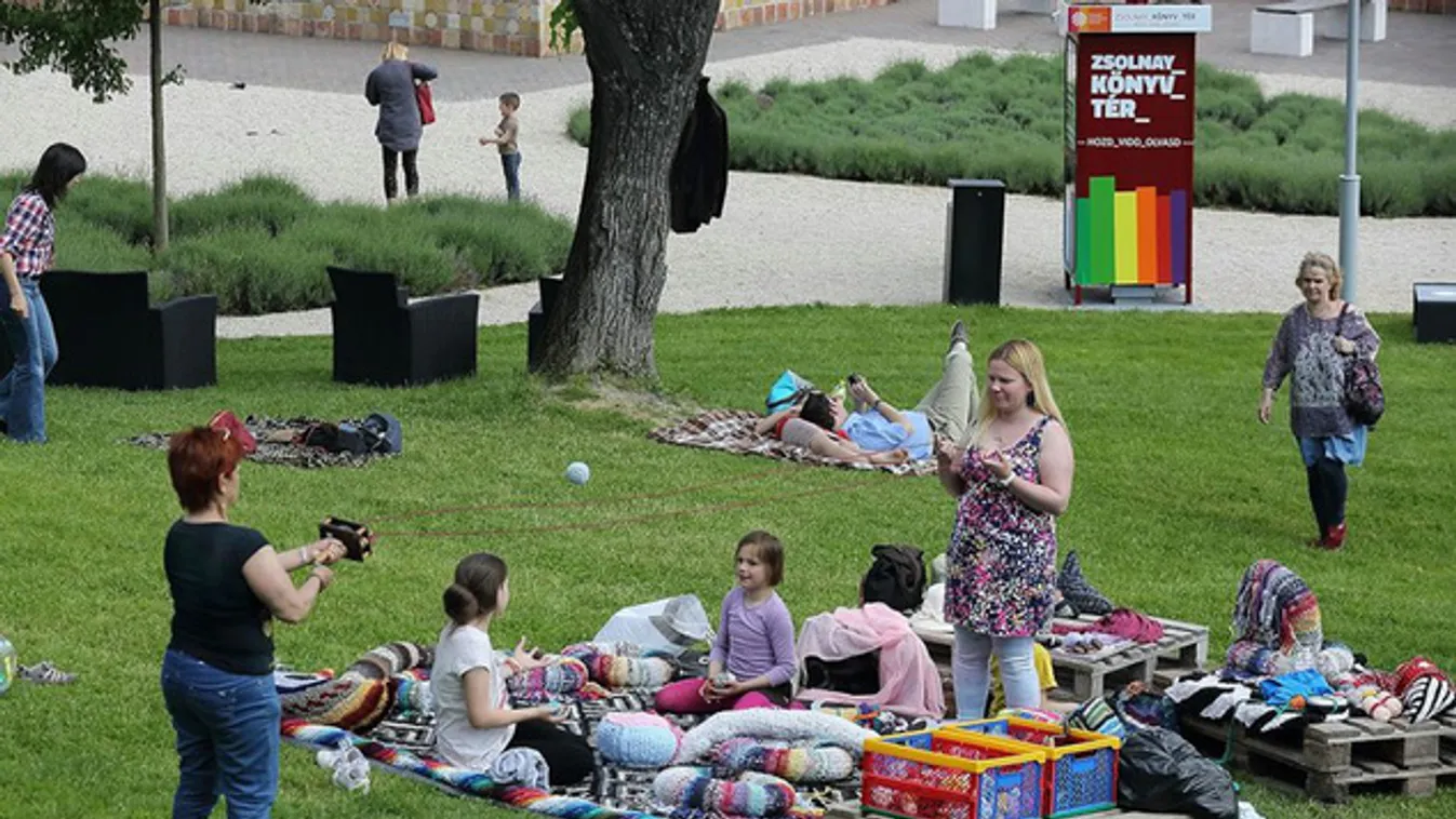 Békebeli, fűben heverészős piknikre készülnek a pécsiek