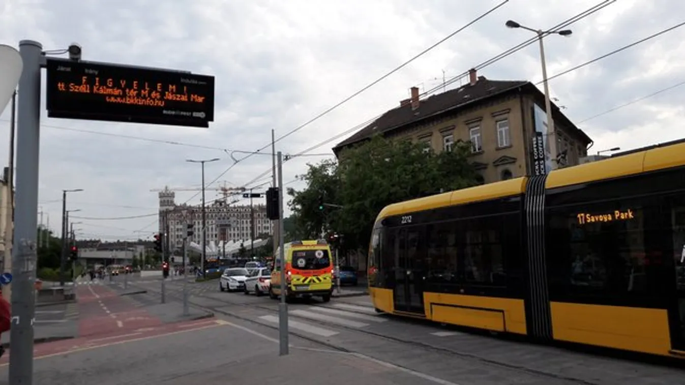 Kisgyereket gázolt a villamos a Széna téren – fotók