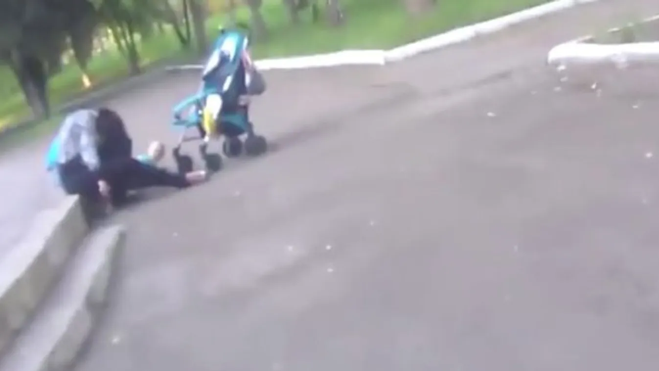Részeg szülei mellett sírt a földön a babakocsiból kiesett baba